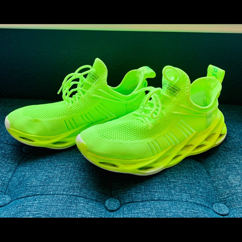Sports tennis shoe